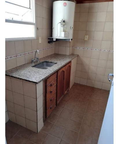 Departamento En Avellaneda Centro, Con Balcón Y Aires Acondicionado.