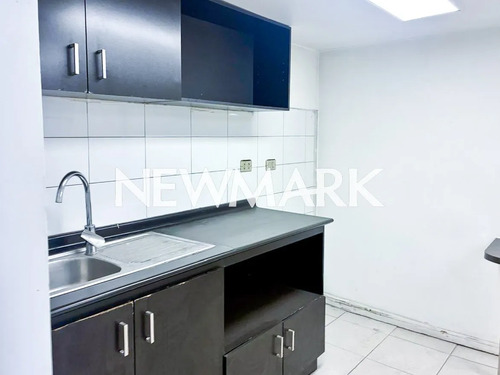 Amplia Propiedad Comercial En Arriendo
