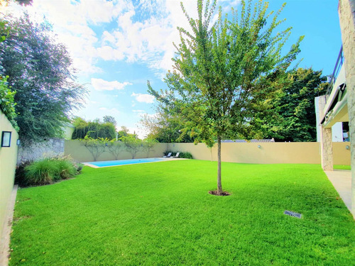 Casa En Venta En San Isidro, Barrio Santa Rita
