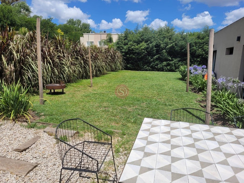 Casa En Venta En Santa Guadalupe, Pilar Del Este, Pilar