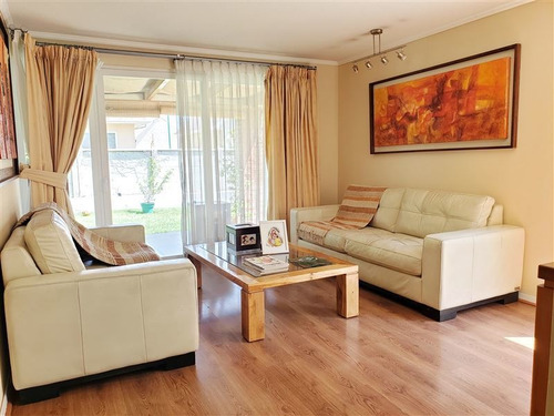 Casa En Venta De 4 Dorm. En Peñalolén