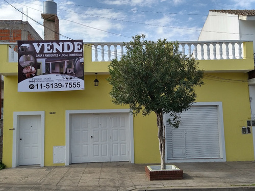 Casa Con Patio Y Garaje + Local Comercial Independiente, Ubicada En San Justo, La Matanza. 