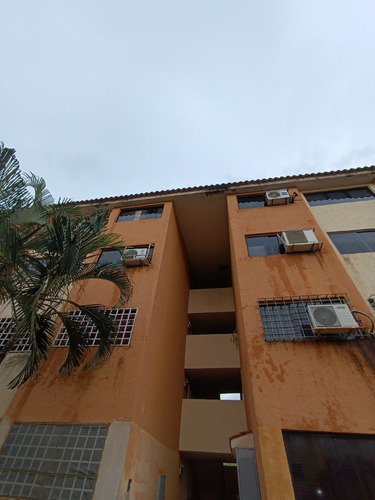 Apartamento En Res. Manantial, Naguanagua. Ina-529