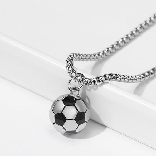 Imagem 2 de 5 de Colar Masculino Com Pingente Bola De Futebol