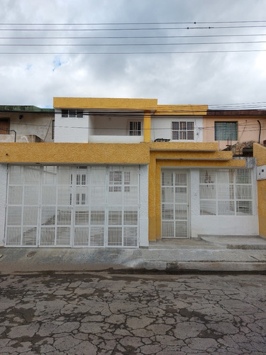 Casa De 2 Niveles En Venta Urb. La Trinidad, Cagua