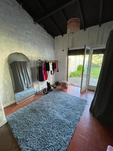 Imagen 7 de 24 de Jacinto Calvo 1135, Entre Jorge Y Bouchard, José Mármol - Casa Desarrollada En Dos Plantas Sobre Amplio Lote Y Pileta.