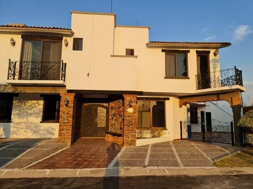 Se Vende Residencia En Misión Concá, Roof Garden, Cto Serv, 4 Recamaras, 4.5 Bañ
