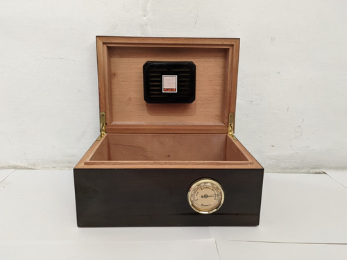 Imagen 3 de 3 de Humidor Para Tabacos, De Cedro, Con Higrometro