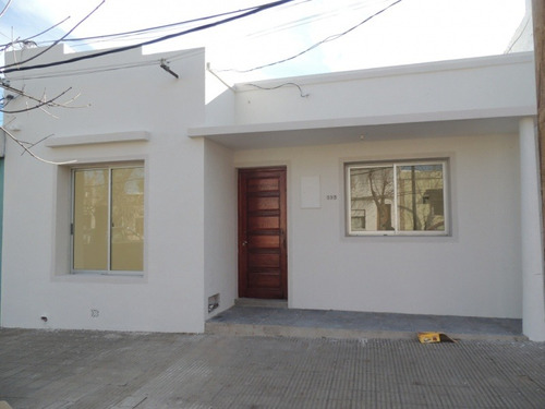 Imagen 1 de 6 de Venta Casa 2 Dormitorios En Pueblo Nuevo Con Amplio Terreno