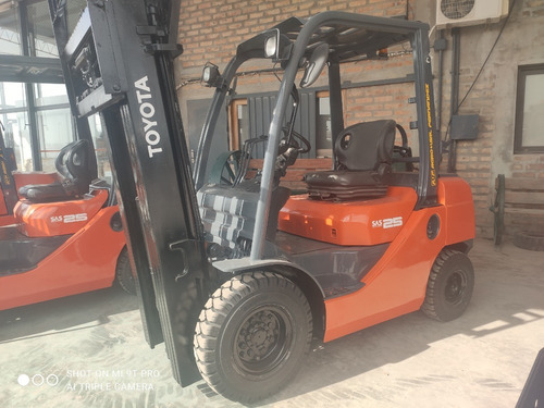 Imagen 1 de 8 de Autoelevador Toyota /serie 8/nafta Glp