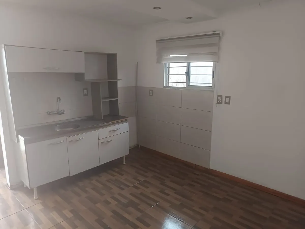 Alquiler Apartamento Tipo Casa Un Dormitorio, Patio, S/gc C/ Cochera En Malvin N · Foto 4