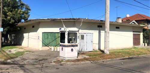 Imagen 2 de 14 de Gran Deposito - Barrio Don Bosco // Virrey Cisneros 467
