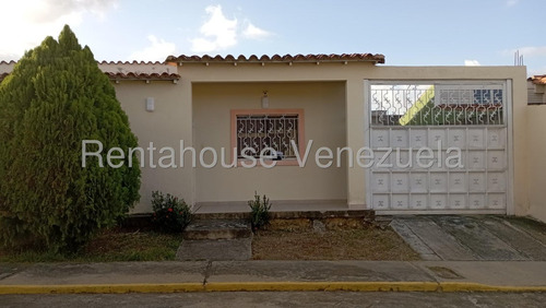 Casa En Venta, Rafael Gamarra Trae Para Ud, 2e11232, Bella En Urbanizacion Privada De Cabudare Comedor, 4 Habitac Y 2 Baños, Estacionamiento Para 3 Vehiculos Con Porton. Tanque Subterraneo 4000 Lts