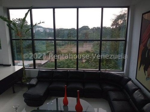 Hermosa Casa Con Estilo Moderno, De Dos Niveles, Cuenta Con Hall De Entrada, Sala De Estar, Tres Dormitorios Con Baños Y Vestier , Una Habitación Solo Con Baños, Un Medio Baños, Family Room