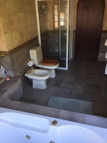 Imagen 8 de 19 de Alquiler Por Temporada: Chalet Tradicional En Dos Plantas De 4 Dorm, Dependencias, Doble Garaje Y Pileta Climatizada