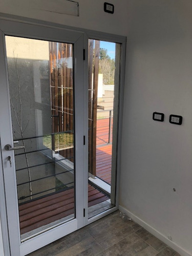 Calle 27 E/ 462 Y 464 City Bell. Dúplex En Venta 2 Dormitori