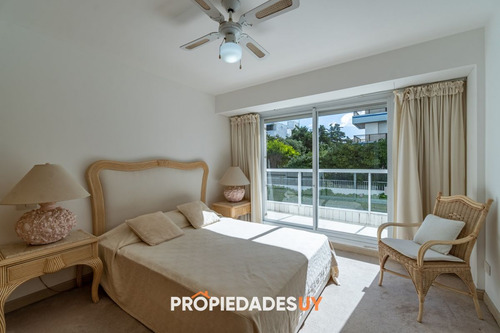 Apartamento De 3 Dormitorios En Playa Brava, Primera Linea