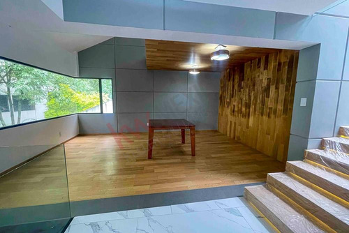 Espectacular Casa En Venta En Bosques De Las Lomas, Varios Niveles Con Jardín Y Remodelada