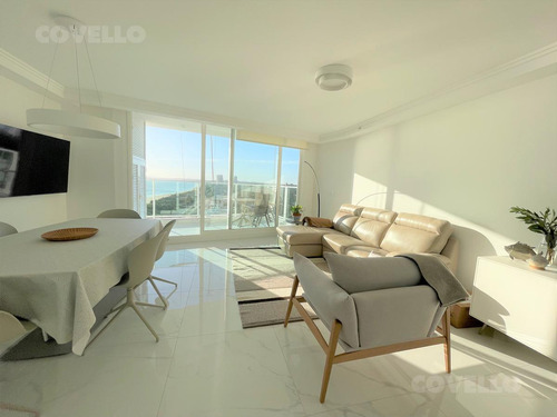 Apartamento En Alquiler En Torre Con Amenities, 2 Dormitorios En Suite, Cocina Integrada Y Toillette.-