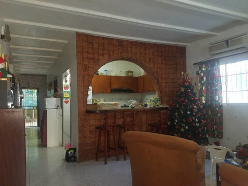 Imagen 3 de 12 de Casa De 2 Niveles- Los Robles