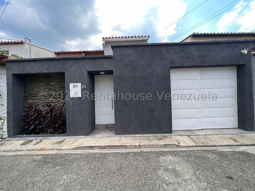 Estupenda Casa, Armoniosa, Modernizada, Con Su Espacios Abiertos, Ubicada En Calle Privada De La Urbanizacion Ciudad Jardin 24-20482 Ec