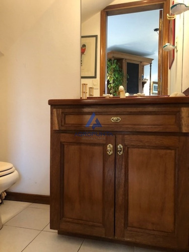 Muy Buena Casa En Venta En La Zona Mas Linda De Playa Mansa.- Ref: 5676