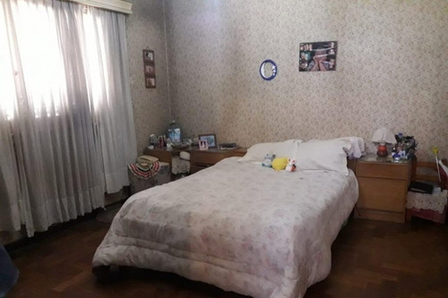 Chalet En Venta En Castelar