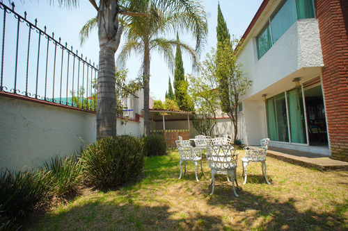Casa Estilo Clásico En Venta En Chiluca, Zona Esmeralda