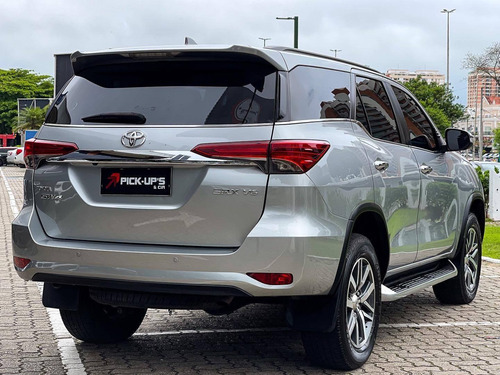Imagem 6 de 8 de Toyota Hilux Sw4 4.0 Srx 4x4 7 Lugares V6 24v Gasolina 4p