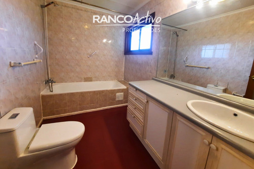 Hermosa Casa Con Amplios Espacios Y Entorno Natural. 4d, 3b
