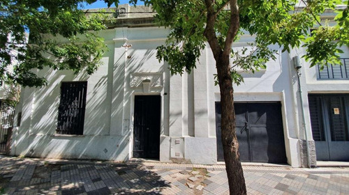 Casa Venta 2 Dormitorios 1 Baño 1 Cochera Y Patio 80 Mts 2 Cubiertos - Terreno 102 Mts 2- La Plata