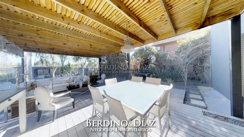Espectacular Residencia Estilo Minimalista En Playa Mansa.- Ref: 99