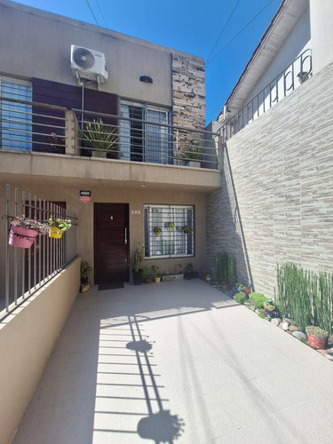 Excelente Duplex En Venta. Tres Ambientes Con Patio Y Entrada De Auto. Impecable Estado.