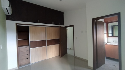 Imagen 4 de 14 de Re/max 2mil Vende Cómodo Y Atractivo Townhouse En Urb. Brisas De San Miguel - Isla De Margarita
