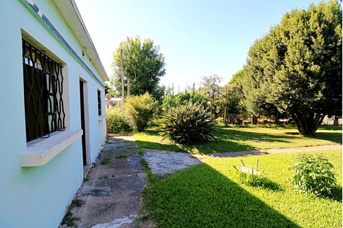 Casa 2 Dormitorios Y Gran Terreno En Los Bulevares