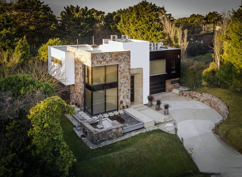 Pinamar Centro Exclusiva Casa 6 Ambientes C/piscina, Quincho, Parque, Parrilla. Inmejorable Por Su Ubicación Y Su Diseño Atemporal.