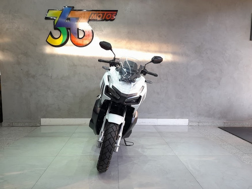 Imagem 3 de 18 de Honda Adv