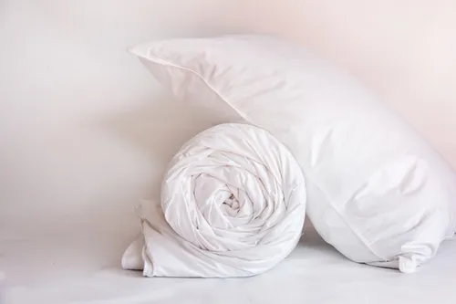 Almohada Pelikano Hogar Premium tradicional 90cm x 50cm x 18cm blanca por 6 unidades