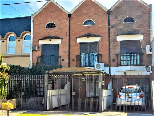 Triplex De 4 Amb Con Cochera Y Patio En Venta, Haedo