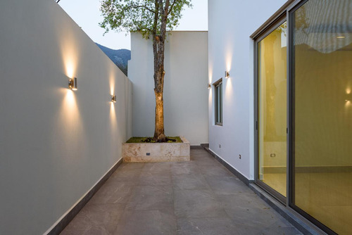 Residencia Con Acabados De Lujo En Dos Encinos, En El Uro Zona Carretera Nacional Con 4ta Recámara En Planta Baja, Frente A Área Verde, Lista Para Estrenar!!