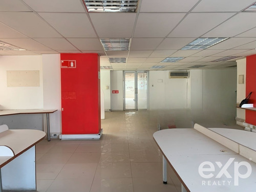 Oficina En Arriendo En Las Condes, Amplitud Y Conectividad