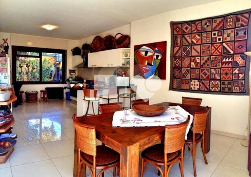 Excelente Localização Em Um Terreno De 2500m², Casa Com 700m², Peças Amplas. - 28-im408548