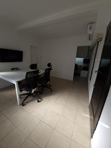 Casa En Venta - 2 Dormitorios 1 Baño - Cochera - 99mts2 - Adrogué