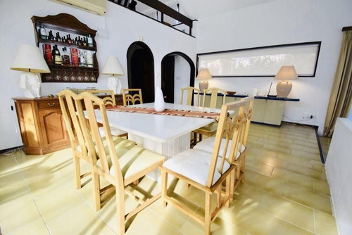 Casa En Venta De 4 Dormitorios En Lugano