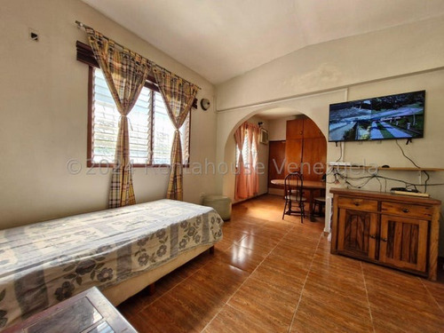 Gbf 25-2823 Vendo Encantadora Casa Con Terreno Barrio Sucre Oportunidad Única Llame Ya.