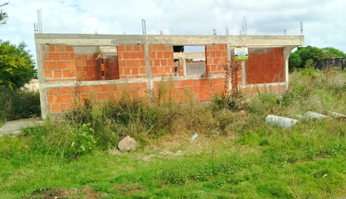 Inmobiliaria Costa Azul Vende Casa A Terminar En Una Excelente Zona De Rocha.