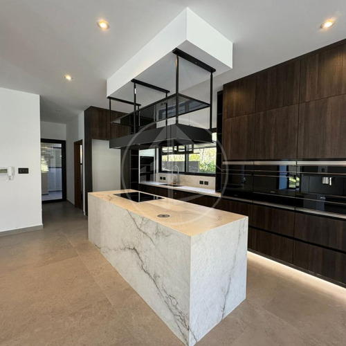 Residencia De Lujo En Rancho San Juan, 581 M2 De Construcción, 4 Habitaciones Y 4 Baños