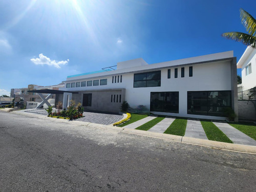 Casa En Venta En Morelos, Fraccionamiento Lomas De Cocoyoc