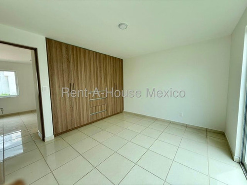 Casa De 1 Nivel Con Sala De Tv Y 3 Recámaras, Venta - Santa Rosa Jauregui