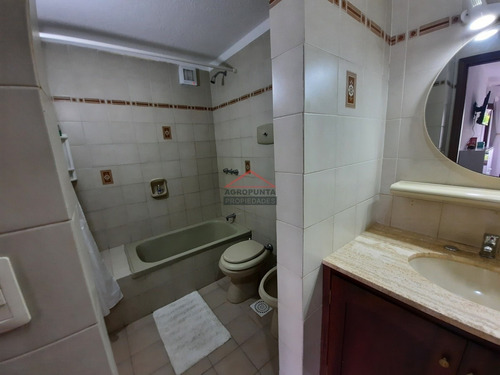 Apartamento En Centro Lafayette De 2 Dormitorios Y Cochera.- Ref: 5660